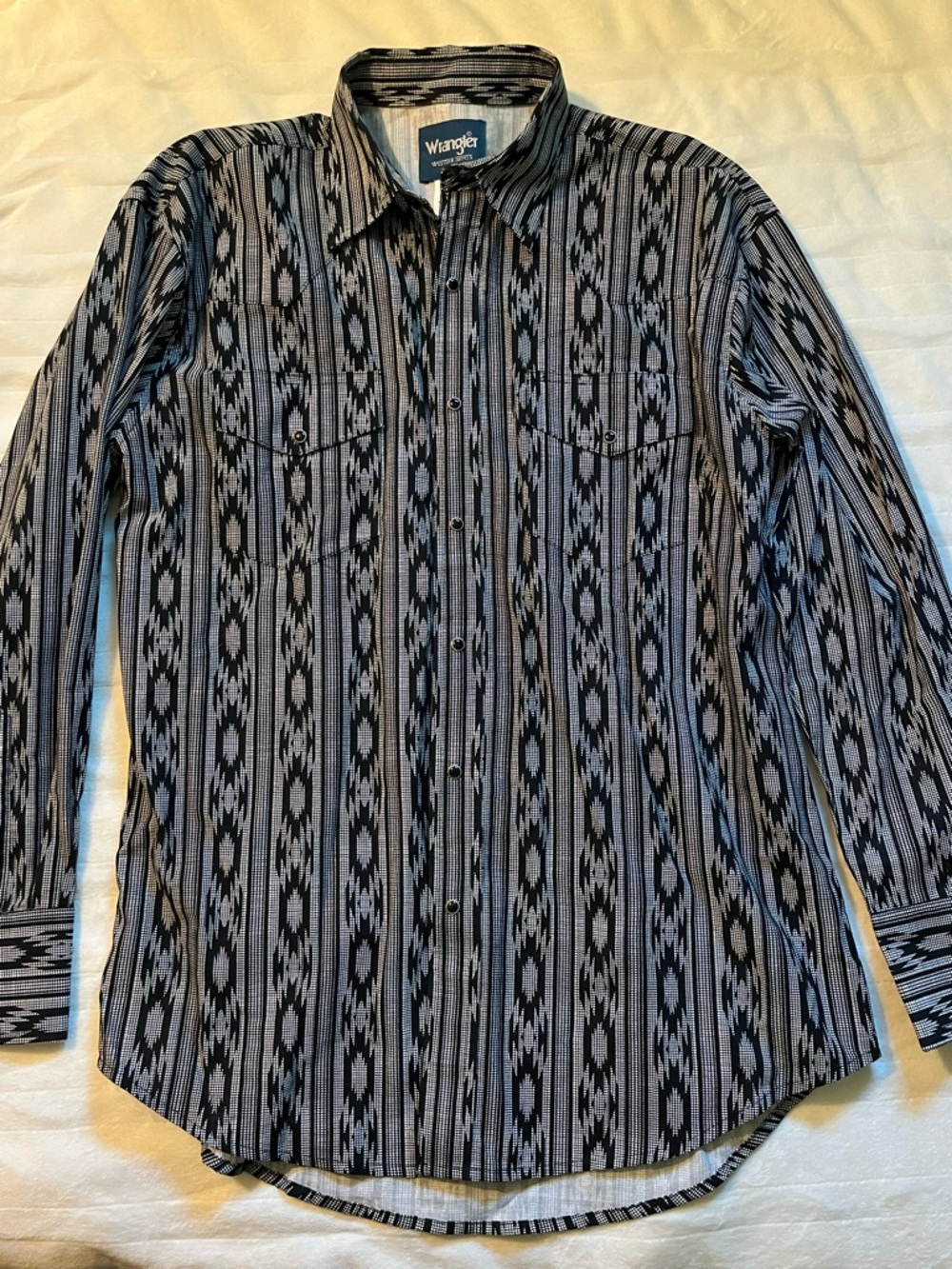 Vintage Wrangler Black and Light Gray Patterned Western Shirt